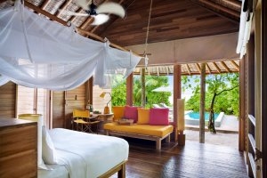 exklusives Schlafzimmer einer Family Villa im Six Senses Laamu Resort, Laamu Atoll, Malediven