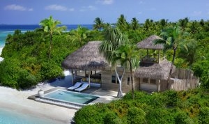 Außenansicht auf eine luxuriöse Family Villa im Six Senses Laamu Resort, Laamu Atoll, Malediven