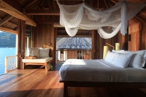 romantischer ausblick vom schlafzimmer einer villa im Six Senses Hideaway Ninh Van Bay in vietnam