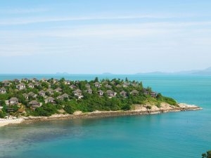 traumhafter sandstrand und blaues meer im six senses samui resort auf koh samui thailand