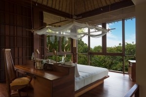 luxuriöses schlafzimmer mit ausblick im six senses samui resort auf koh samui thailand
