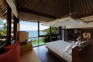 naturbelassenes schlafzimmer mit meerblick im six senses samui resort auf koh samui thailand
