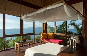 romantisches schlafzimmer mit ausblick im six senses samui resort auf koh samui thailand