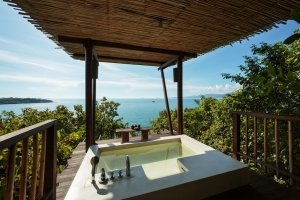 private badewanne mit meerblick im luxuriösen six senses samui resort auf koh samui thailand