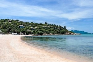 puderweisser sandstrand und türkises meer im six senses samui resort auf koh samui thailand