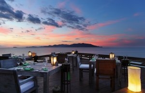 romantische abendstimmung im six senses samui resort auf koh samui thailand