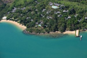 traumhafter weisser sandstrand mit türkis meer im six senses yao noi bei phuket thailand