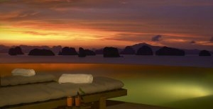 romantische abendstimmung im six senses yao noi bei phuket thailand mit blick auf die andaman see
