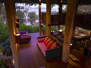stilvolle bar mit ausblick im six senses yao noi bei phuket thailand