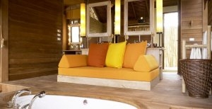 gemütliche sitzecke einer privaten villa im six senses yao noi bei phuket thailand