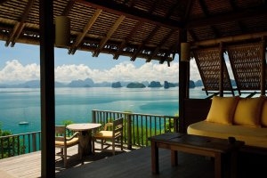 private terrasse mit meerblick im six senses yao noi bei phuket thailand