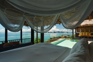 offenes schlafzimmer einer villa im six senses yao noi bei phuket thailand