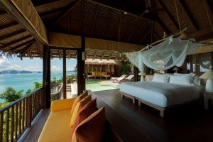 offenes luxus schlafzimmer mit meerblick im six senses yao noi bei phuket thailand