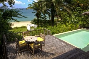 privater pool und terrasse einer luxus villa im six senses yao noi bei phuket thailand