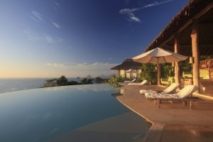 traumhafter pool mit meerblick im six senses yao noi bei phuket thailand