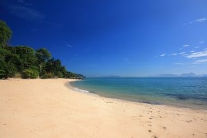 privatstrand mit blauem meer im six senses yao noi bei phuket thailand