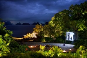 kinoabend am strand im six senses yao noi bei phuket thailand