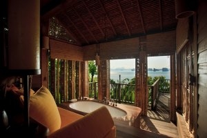 private badewanne mit ausblick im six senses yao noi bei phuket thailand