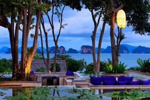 romantisches ambiente im restaurant des six senses yao noi bei phuket thailand