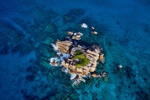 Einsame Insel in der Umgebung von Felicite Island und dem Six Senses Zil Pasyon in saphirblauem Meer gelegen zeigt was Luxus ist