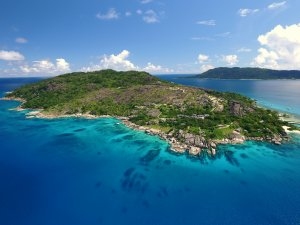 Luxusresort Felicite Island und das Six Senses Zil Pasyon von oben von saphirblauem Wasser umgeben
