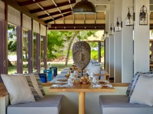 Innenansicht des Island Cafe im Six Senses Zil Pasyon in hellen beige tönen und gemütlicher Atmosphäre lädt zum verweilen ein