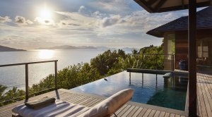 Abendstimmung auf dem Pooldeck der Panorama Pool Villa im Six Senses Zil Pasyon mit Blick auf das Meer und die Nachbarinseln