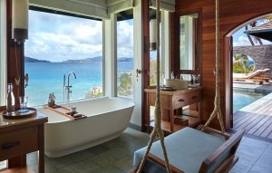 Badezimmer einer Pool Villa im Six Senses Zil Pasyon mit traumhaften Blick über das saphirblaue Meer von der Badewanne aus