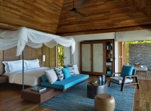 Schlafzimmer der Pool Villa im Six Senses Zil Pasyon mit hellen bis türkisfarbenen Farbtönen
