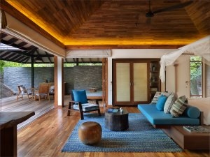 Wohnbereich der Pool Villa im Six Senses Zil Pasyon mit hellen bis türkisen Farbtönen