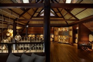 Innenansicht der Rum Bar im Six Senses Zil Pasyon mit Rum aus aller Welt in den Regalen und auf den Tischen lädt zum Verkosten ein