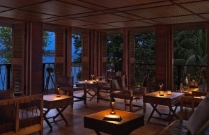 Rum Bar des Six Senses Zil Pasyon in gemütlicher Abendstimmung lädt zum Verweilen und genießen ein im Six Senses Zil Pasyon