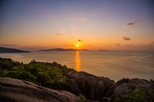 Luxus Sonnenuntergang über Praslin Island von Felicite Island und dem Six Senses Zil Pasyon aus über das Meer gesehen