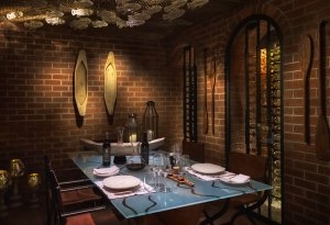 gedeckter Tisch des Restaurants The Wine Vault in gedämpfter Abendstimmung im Six Senses Zil Pasyon