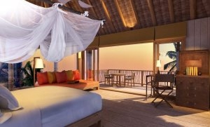 romatischer sonnenuntergang im hauptschlafzimmer der privaten residenzen auf den malediven im soneva fushi resort 