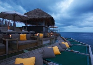 gemütliche bar über dem meer auf den malediven im soneva fushi resort 