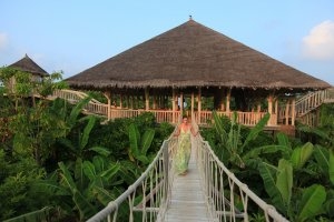 paradisischer zugang zum fresh in the garden restaurant auf den malediven im soneva fushi resort 