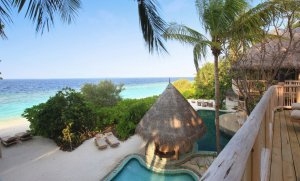 paradisischer meerblick auf den malediven im soneva fushi resort 