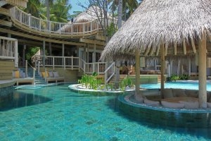 erfrischender pool auf den malediven im soneva fushi resort 