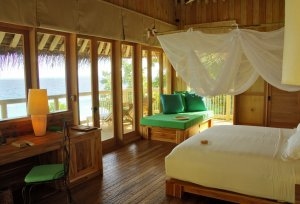 lichtdurchflutetes grosses schlafzimmer auf den malediven im soneva fushi resort 