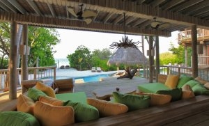 gemütliches sofa auf der terrasse mit meerblick auf den malediven im soneva fushi resort 