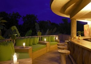 modernes maledivisches restaurant auf den malediven im soneva fushi resort 