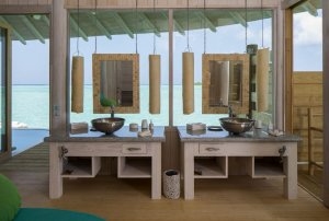 luxurioeses badezimmer einer one bedroom overwater villa im Soneva Jani Resort, noonu atoll, malediven