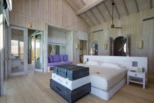 grosses master bedroom einer one bedroom overwater villa im Soneva Jani Resort, noonu atoll, malediven