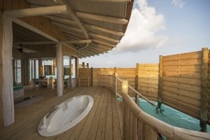 exklusive aussenwanne einer one bedroom overwater villa im soneva jani resort, noonu atoll, malediven