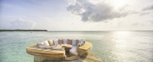 die sonne geniessen in der privaten lounge eines two bedroom water retreat im soneva jani resort, noonu atoll, malediven
