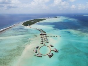 wunderbare vogelansicht ueber die anlage des soneva jani resort, noonu atoll, malediven