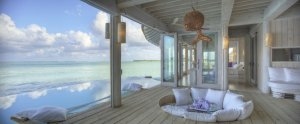 wohnbereich eines two bedroom water retreat im soneva jani resort, noonu atoll, malediven