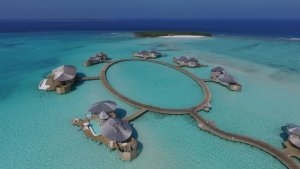 blick ueber das areal der water retreats im soneva jani resort, noonu atoll, malediven