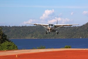 landung im privatflugzeug des soneva kiri resort auf koh kood thailand